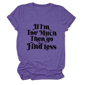 Détail d'un t-shirt violet en coton avec texte If I'm Too Much Then Go Find Less
