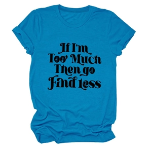 Détail du t-shirt bleu clair avec texte 'If I'm Too Much Then Go Find Less' imprimé