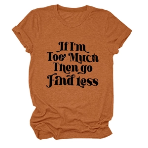 Détail du texte imprimé sur un t-shirt col rond orange rouille à manches courtes et revers