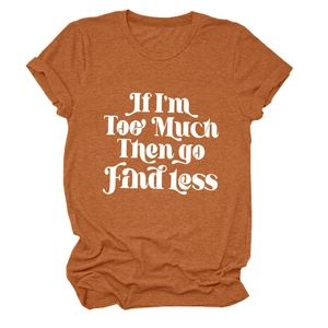 Détail du slogan blanc imprimé sur un t-shirt à manches courtes et col rond couleur caramel