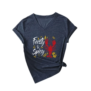 T-shirt femme col en V gris foncé avec motif homard Feisty & Spicy et ourlet noué