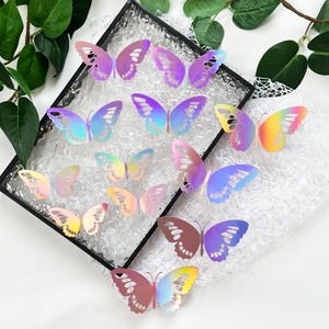 Macro detail van veelkleurige 3D vlinder muurstickers met verfijnde uitgesneden patronen