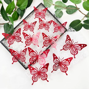 Detail van rode glitter holle 3D-vlinders met hartpatronen voor wanddecoratie