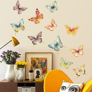 Detail von 11 bunten DIY Schmetterling Wandstickern mit Goldrand auf der Wohnzimmerwand