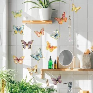 3D Bunte Schmetterling Wandaufkleber Set auf weißen Fliesen mit warmem Sonnenlicht