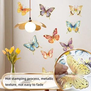 Detail von bunten 3D Schmetterling Wandstickern mit goldener Metalltextur an der Wand