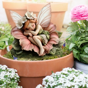 Statuina di fata rosa che dorme in un bocciolo di fiore decorazione per giardino esterno