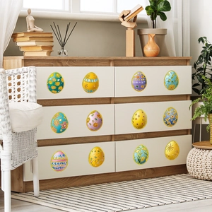 Adesivi murali colorati con uova di Pasqua su cassettiera bianca in soggiorno stile nordico