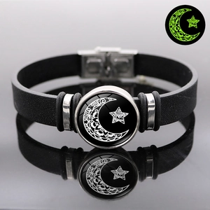 Leuchtendes schwarzes Lederarmband mit Sonnen- und Mondmuster und Glow-Effekt