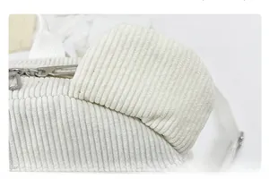 Détail du sac à dos en velours côtelé blanc crème avec fermeture éclair métallique