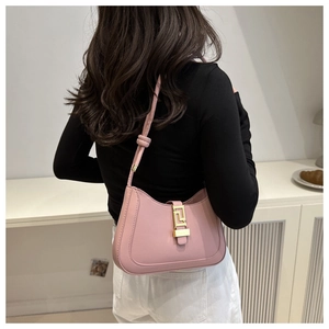 Détail du sac hobo en cuir rose avec fermoir à piston doré et finitions texturées