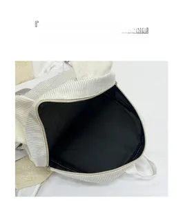 Vue rapprochée du compartiment principal avec doublure noire dans un sac à dos en velours