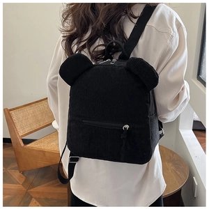 Détail d'un mini sac à dos en velours côtelé noir avec oreilles d'ours 3D sur modèle