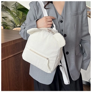 Détail d'un mini sac à dos en velours côtelé blanc avec oreilles d'ours mignonnes