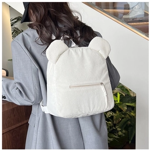 Vue arrière d'un mannequin portant un sac à dos en velours côtelé blanc avec oreilles d'ours