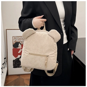 Détail de la texture d'un sac à dos en velours côtelé beige avec oreilles d'ours mignonnes