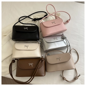 Vue à plat de petits sacs à rabat en cuir PU en six couleurs avec nœud en métal