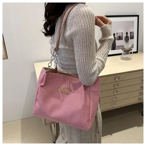Borsa tote rosa in tessuto con tracolla a catena d'argento e toppa logo rettangolare