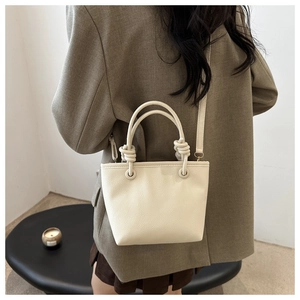Borsa a secchiello in pelle martellata bianco crema con manico intrecciato sul modello