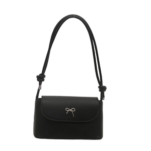 Sac à bandoulière noir mat chic avec nœud en métal argenté et lanières nouées