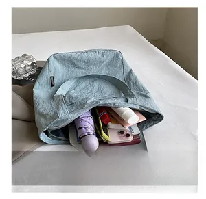 Vue intérieure du sac fourre-tout en nylon vert menthe montrant sa grande capacité