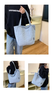 Detail der hellblauen wasserdichten Nylon-Tragetasche mit Textur und funktionaler Vordertasche