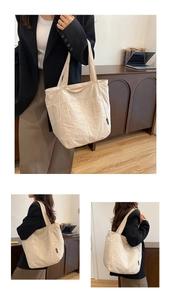 Detail der beigen Tragetasche mit Crinkle-Stoffstruktur und Fashion-Label an der Seite