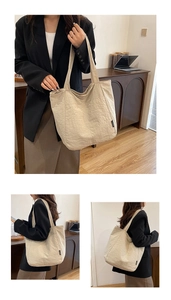 Detail der beige Nylontasche mit Faltenstruktur und modischem Fashion-Seitenetikett