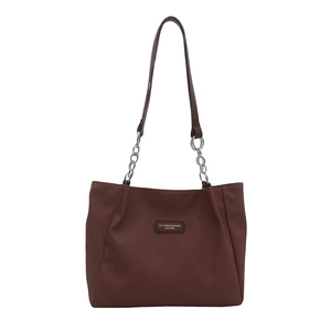Borsa tote in tela marrone scuro con scritte dorate e manici a catena in metallo lucido
