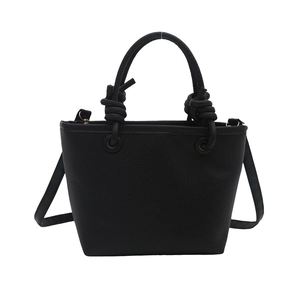 Borsa a secchiello trapezoidale nera con manico a nodo e tracolla regolabile