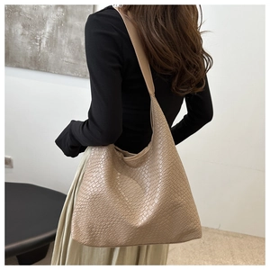 Chic woven texture tote bag for women in beige leather, spacious vintage hobo style shoulder bag