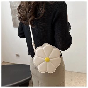 Détails du sac bandoulière en forme de marguerite avec pétales blancs et cœur jaune