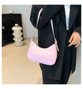 Rosa halbmondförmige Umhängetasche kombiniert mit schwarzem Anzug im Modestil