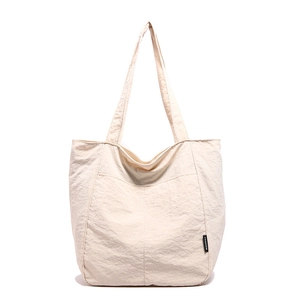 Minimalistische wasserfeste Nylon-Einkaufstasche in Cremeweiß mit Fashion-Tag für den Alltag