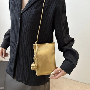 Mini sac à bandoulière doré pour téléphone avec cordon et détail de nœud décoratif