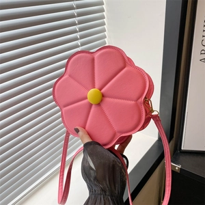 Sac bandoulière rose en forme de fleur avec texture matelassée et détails dorés