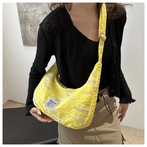 Borsa a tracolla gialla in tela a mezzaluna con ricami e tracolla regolabile