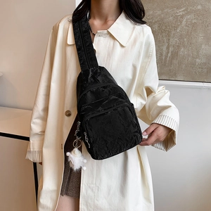 Sac à bandoulière noir texturé tendance avec chaîne et pompon pour tenues quotidiennes femme
