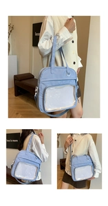 Détail du sac en nylon bleu clair imperméable avec une poche avant en maille transparente