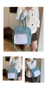 Détail du sac cabas en nylon bleu clair avec fenêtre PVC transparente et sangle réglable