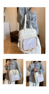 Détail du sac cabas en toile blanche avec poche avant en PVC et bandoulière réglable