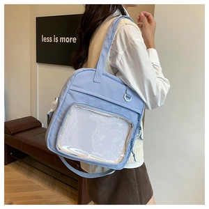 Gros plan du sac en nylon bleu clair avec une poche avant transparente pour objets