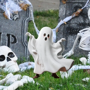 Schattige witte spook tuinpaal met rode bloeddetails voor Halloween decoraties