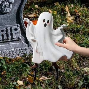 Detail van witte spooktuinsteker met bloederig oogontwerp voor Halloween-decoratie