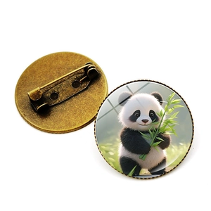 Détail de broche panda ronde avec surface en verre cristal et épingle de sûreté en bronze