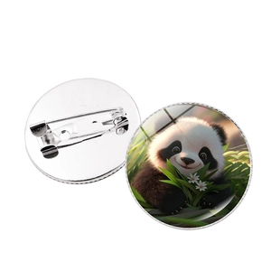 Détail des faces avant et arrière de la broche panda avec fermoir en argent