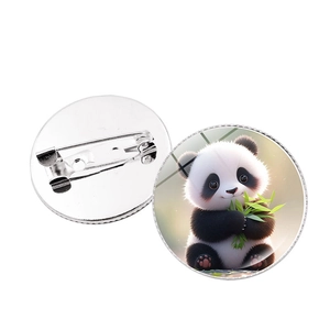 Détails recto-verso d'un badge panda en métal avec finition brillante sur fond blanc
