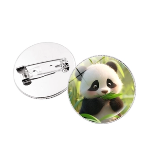 Détail d'une broche panda montrant l'imprimé avant et la fermeture à épingle au dos