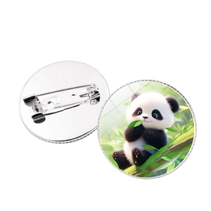 Broche panda mignonne avec motif feuille de bambou en cristal sur fond blanc épuré