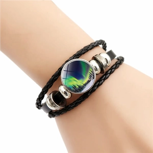 Meerlaagse lederen armband met groene aurora glazen koepel en gevlochten koord
